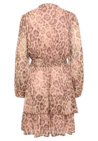 Robe beige à manches longues avec imprimé léopard marron, taille cintrée élastique et jupe à volants, vue de dos.