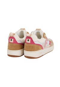 Sneakers in suede beige con accenti rosa e bianchi, foderati in pelliccia morbida e suola in gomma. Presentano un'etichetta con logo sul tallone e linguette a strisce.