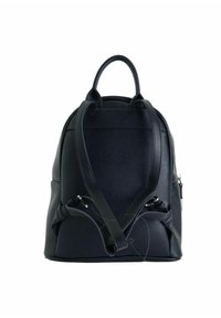 Zaino in pelle nera con forma arrotondata, maniglia superiore, spallacci regolabili e finitura testurizzata. Presenta un comparto con zip sul lato.