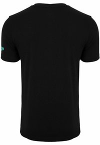 Camiseta negra de manga corta hecha de algodón, con un cuello redondo y un pequeño logo turquesa en la manga izquierda.