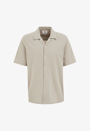 Košile s krátkým rukávem v světlé béžové barvě, vyrobená z hladké tkaniny. Má zapínání na knoflíky a uvolněný design límce.