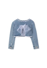 Giacca di jeans cropped in blu chiaro con bordi in pizzo e un fiocco in tulle bianco sul retro. Presenta polsini con bottoni e un collo rotondo.