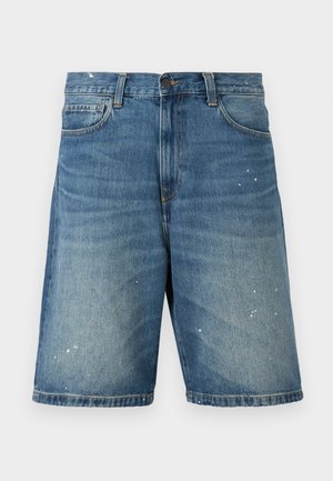 Short en denim bleu avec un lavage délavé et de petites éclaboussures de peinture blanche, avec passants de ceinture, poches avant et fermeture par bouton.