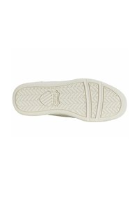 Hvid gummiskosål med et struktureret fiskebensmønster, der har et centralt emblem og to parallelle riller nær tåen.