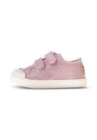 Zapatilla de tela rosa para niña con suela de goma blanca y puntera blanca, que cuenta con dos correas de velcro para el cierre.