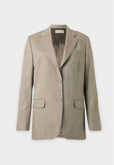 Veste beige à simple boutonnage avec deux boutons, revers crantés, poches à rabat et une poche poitrine passepoilée, présentée sur fond blanc.