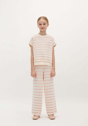 Strick-Zweiteiler in Creme mit mehrfarbigen Streifen. Kurzärmliges Oberteil und weit geschnittene Hose mit einem durchgehenden Lochmuster.