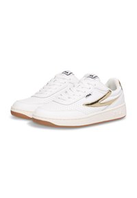 Sneaker bianche in pelle con accenti dorati, design perforato, suola in gomma e lacci piatti. Logo visibile sul lato e sulla linguetta.