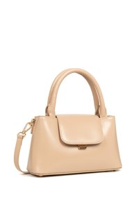 Sac à main beige avec une forme structurée, en matériau synthétique lisse, doté de poignées supérieures, d'une bandoulière amovible et d'une fermeture à rabat magnétique. Accents en métal doré.