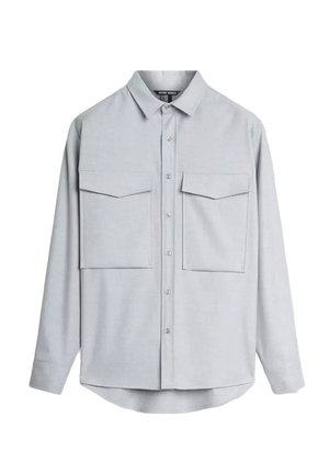 Camisa de manga larga de color gris claro con botones, dos grandes bolsillos de solapa en el pecho y un cuello clásico, mostrada sobre un fondo blanco.