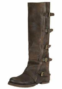 Vysoké hnědé kožené boty s mírně opotřebovanou texturou, které mají čtyři přezkové detaily po straně a kulatou špičku.