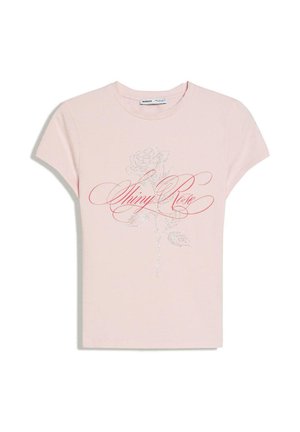 Lyserød kortærmet T-shirt med en rosedesign af rhinsten og rødt kursivskrift, der siger "Shiny Rose" på forsiden.