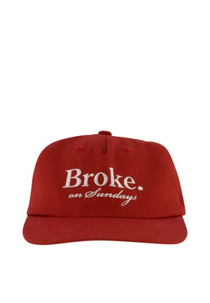 Czerwona czapka z daszkiem z białym haftowanym napisem "Broke. on Sundays" na przednim panelu.