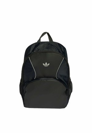 Czarny plecak Adidas z białym logo, przednią kieszenią na zamek, siateczkowymi bocznymi kieszeniami i górnym uchwytem do noszenia widocznym na białym tle.