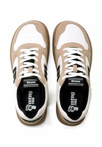 Zapatillas deportivas en color beige y blanco, con un upper de cuero suave, acentos de ante, detalles en negro, cierre de cordones y una suela texturizada.