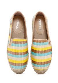 Gestreepte espadrilles in geel, blauw, bruin en beige; bovenkant van geweven stof, platte jute zool, casual instapontwerp met een rond punt.