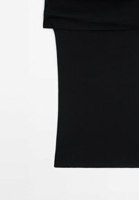 Jupe crayon noire coupe droite avec une ceinture pliée, présentée à plat sur fond blanc.