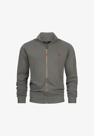 Jachetă gri cu fermoar din material ribbed, având guler înălțat, mâneci lungi, o etichetă cu logo din piele maro și un fermoar argintiu.