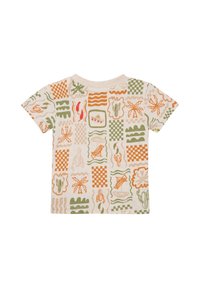 T-shirt met korte mouwen op een lichtbeige achtergrond, met een collage van oranje, groen en rode abstracte patronen en vormen.