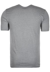 Šedé tričko s krátkým rukávem z hladké látky. Klasický kulatý výstřih, jednobarevný zadní díl bez viditelných log nebo vzorů.