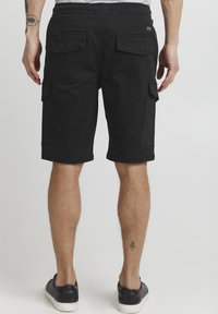 Zwarte cargoshorts met een verstelbare tailleband, twee achterzakken en extra zijzakken, gemaakt van duurzame katoenen stof.