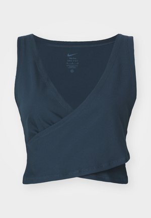 Námornícky modrý športový top bez rukávov Dri-FIT s prekrývacím dizajnom, výstrihom do V a rebrovanou textúrou. Obsahuje potlačené logo Nike na vnútornom povrchu.