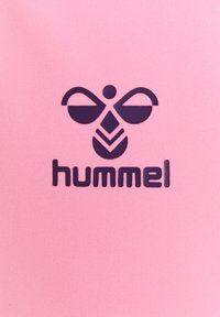 Ein rosa Stoffhintergrund zeigt ein dunkelviolettes Logo mit einem stilisierten bienenähnlichen Design und dem darunterstehenden Text "hummel".