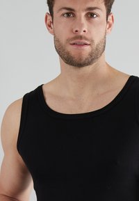 Götzburg 4 PACK - Unterhemd/-shirt - schwarz dunkel uni