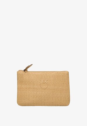 Rechthoekige beige geweven clutch met ritssluiting en een klein reliëflogo met twee vogels boven een cirkel in het midden.