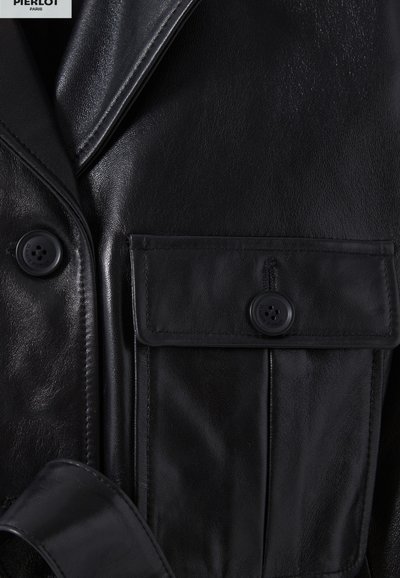 Veste en cuir noir avec une texture lisse, de grands revers, deux boutons et une poche frontale avec rabat. Coupe ajustée avec un détail ceinture.