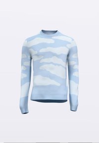 Lichtblauwe trui met ronde hals en patroon van witte wolken, lange mouwen en geribbelde manchetten en zoom tegen een effen achtergrond.