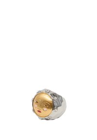 Anillo de oro y plata con un diseño de cara de sol redonda y características pintadas. Acentuado con piedras de strass transparentes a lo largo de la banda.