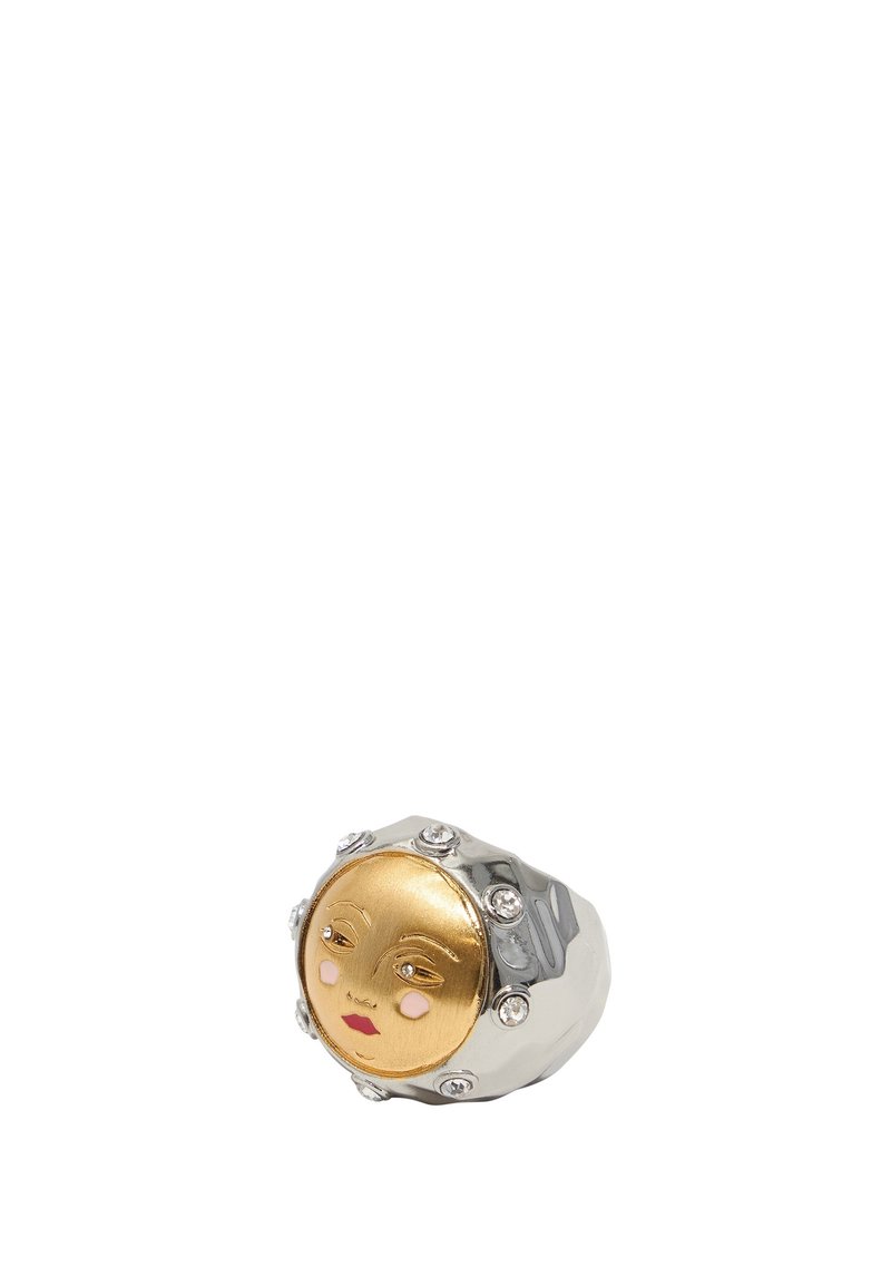 Anillo de oro y plata con un diseño de cara de sol redonda y características pintadas. Acentuado con piedras de strass transparentes a lo largo de la banda.