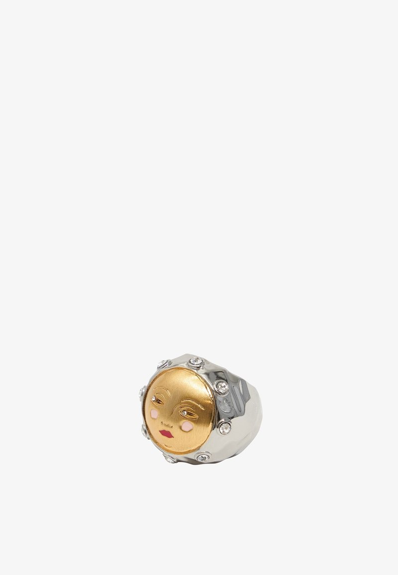 Anillo de oro y plata con un diseño de cara de sol redonda y características pintadas. Acentuado con piedras de strass transparentes a lo largo de la banda.
