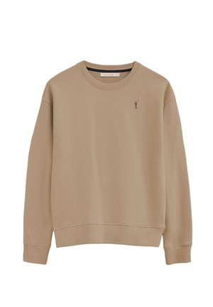 Sudadera beige de cuello redondo con mangas largas, puños y dobladillo acanalados, y un pequeño logo oscuro bordado en el pecho izquierdo.