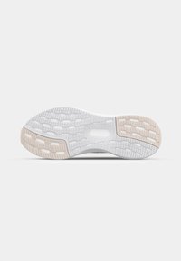 Semelle de chaussure de sport avec une surface en caoutchouc blanc texturé, dotée d'une section de talon beige et d'un motif de semelle en continu pour une meilleure adhérence.
