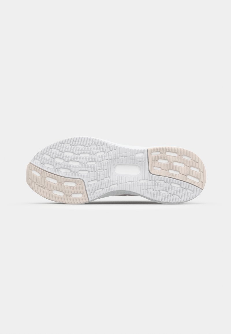 Semelle de chaussure de sport avec une surface en caoutchouc blanc texturé, dotée d'une section de talon beige et d'un motif de semelle en continu pour une meilleure adhérence.