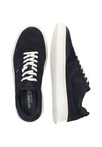 Zapatillas de ante azul marino con cordones blancos, punta redonda y suela de goma texturizada. Presenta detalles de costura y una plantilla con marca.