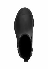 Bottine en caoutchouc noir avec un extérieur lisse, un bout arrondi, un capuchon de pied texturé et une doublure intérieure douce et pelucheuse. Équipée d'une languette pour un enfilage facile.