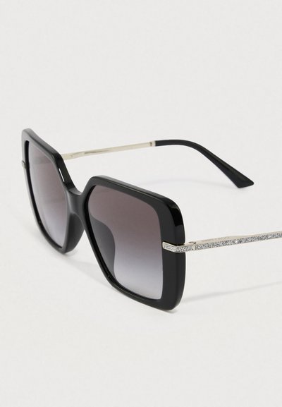 Sorte oversized solbriller med en blank ramme, gradientlinser og en struktureret sølvaccent på stængerne. Har et slankt, moderne design.