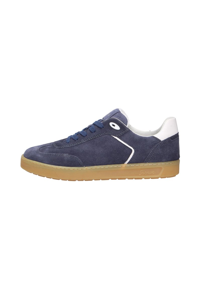 Sneaker in suede blu navy con accenti bianchi, chiusura con lacci e suola in gomma color caramello. Texture liscia con design snello e dettagli con occhielli.