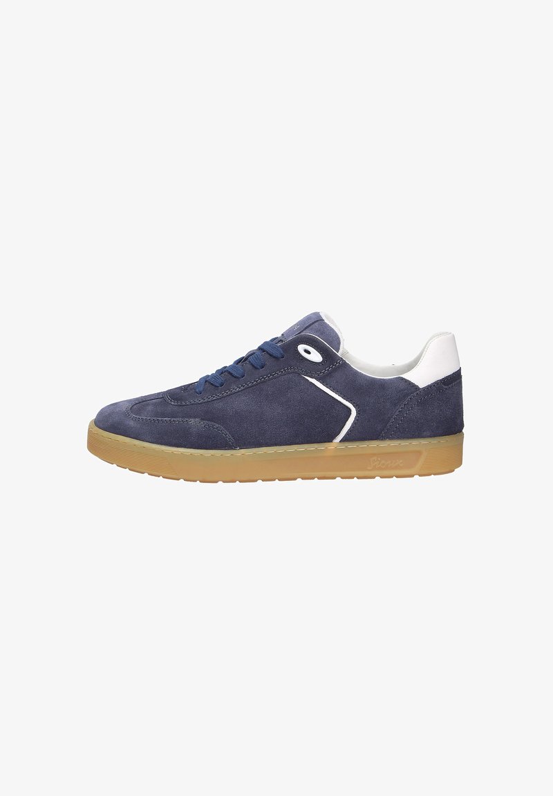 Sneaker in suede blu navy con accenti bianchi, chiusura con lacci e suola in gomma color caramello. Texture liscia con design snello e dettagli con occhielli.