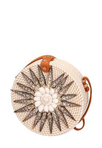 Borsa rotonda intrecciata in fibra naturale con tracolla in pelle. Caratterizzata da un motivo a conchiglia decorato con conchiglie a spirale e conchiglie a chiocciola attorno al centro.