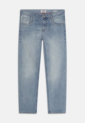 Jasnoniebieskie dżinsy z wyblakłymi miejscami, zamykane na guzik z przodu, z paskami na pasek i pięcioma kieszeniami, ułożone płasko na białym tle.