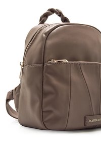 Mochila de imitación de cuero marrón con un asa trenzada en la parte superior, compartimentos con cremallera y textura plisada. Los detalles en hardware dorado realzan el diseño.