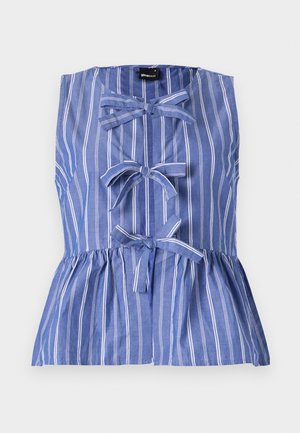 Zila un balta svītrota bez piedurknēm topiņš, kas izceļ pepluma siluetu, ar lentu akcentiem un pogu aizdari priekšā.