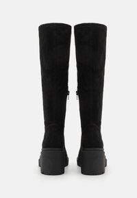 Bottes noires en daim, montantes jusqu'au genou, avec un talon bloc, des fermetures à glissière sur les côtés et une texture lisse.