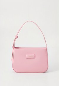 Vaaleanpunainen synteettinen käsilaukku, jossa on sileä pinta, suorakulmainen muoto, säädettävä olkahihna ja etupuolella olevaa logolaattaa. Minimalistinen muotoilu.