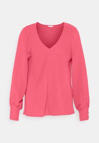 Langärmlige pinke Bluse mit V-Ausschnitt, gerafften Manschetten und drei Knopfdetails an jeder Manschette, auf einem weißen Hintergrund präsentiert.