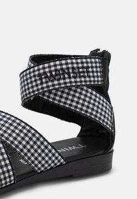 TWINSET VICHY - Sandálias - nero
